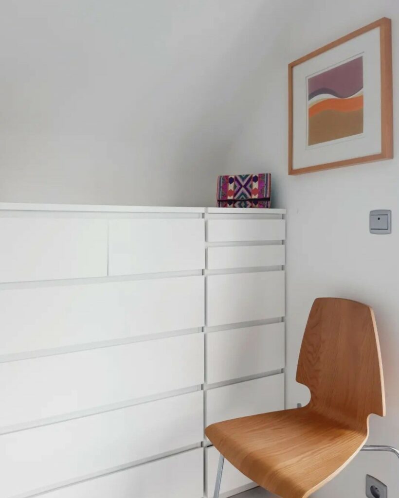 een stoel voor in de slaapkamer