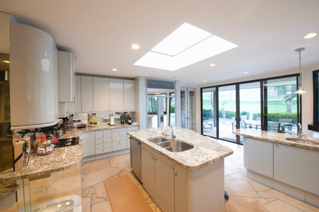 In een keuken is heldere en directe verlichting wel zo handig om je taken efficiënt uit te voeren.