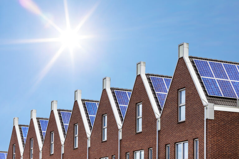 zonnepanelen op het dak van je huis