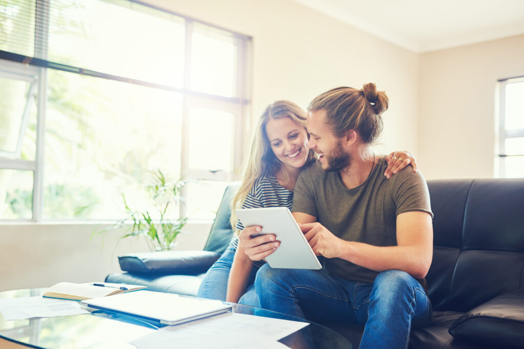 Een aansprakelijkheidsverzekering is niet specifiek gericht op je huis zelf, maar het beschermt je wel tegen aansprakelijkheidsclaims als je per ongeluk schade veroorzaakt aan anderen of hun eigendommen.