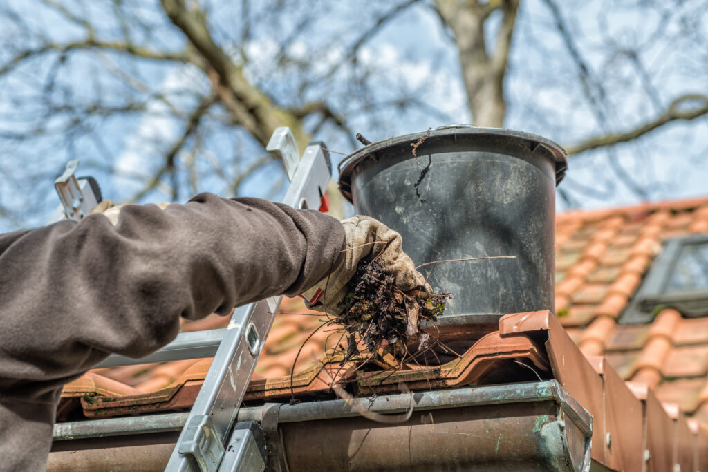 Dak-reiniging is een belangrijk onderdeel van het dak onderhoud