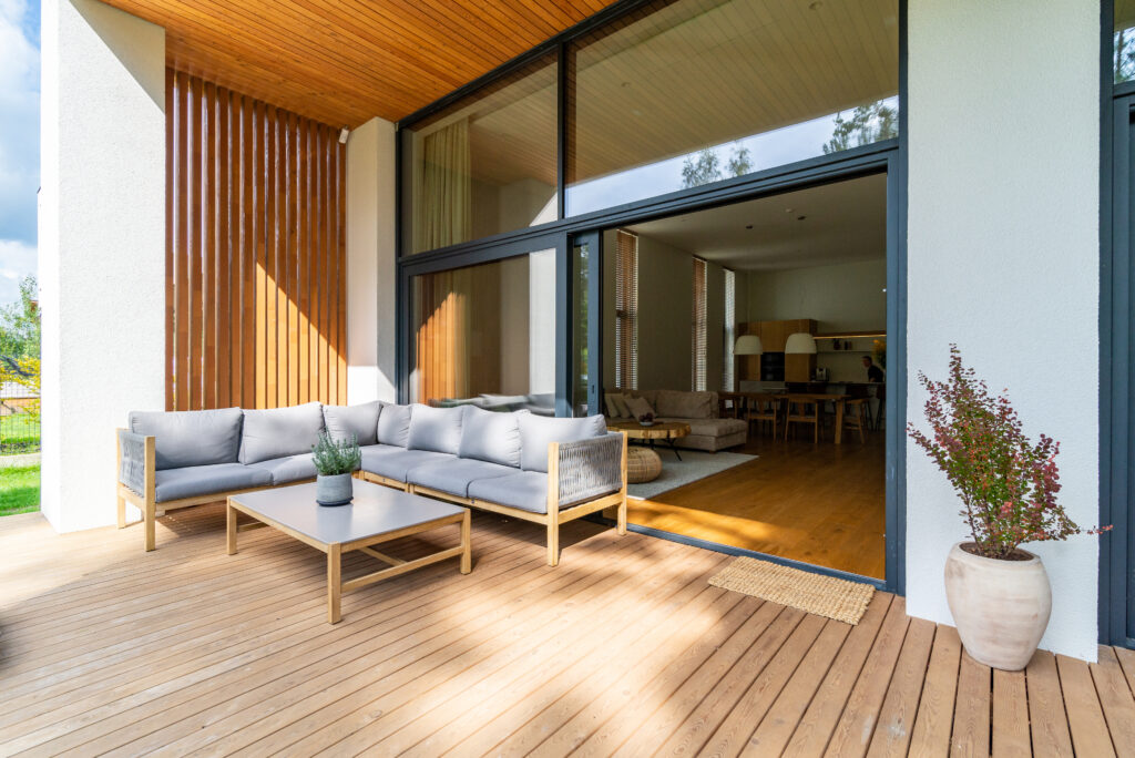 veranda met loungebank