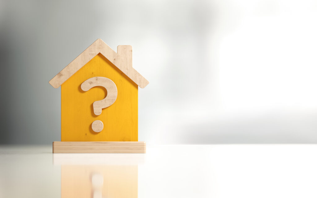 wat moet je weten als je een huis gaat kopen. Geel huis met vraagteken.
