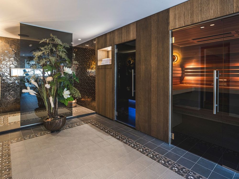 Luxe wellnessruimte in het souterrain van Heemraadssingel 109 met Finse sauna, infraroodsauna en stijlvolle houten afwerking.