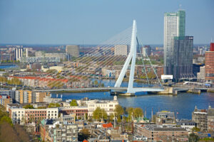 Skyline van Rotterdam met de iconische Erasmusbrug, moderne architectuur en uitzicht op de dynamische stad, een locatie waar luxe woningen en exclusief vastgoed samenkomen.