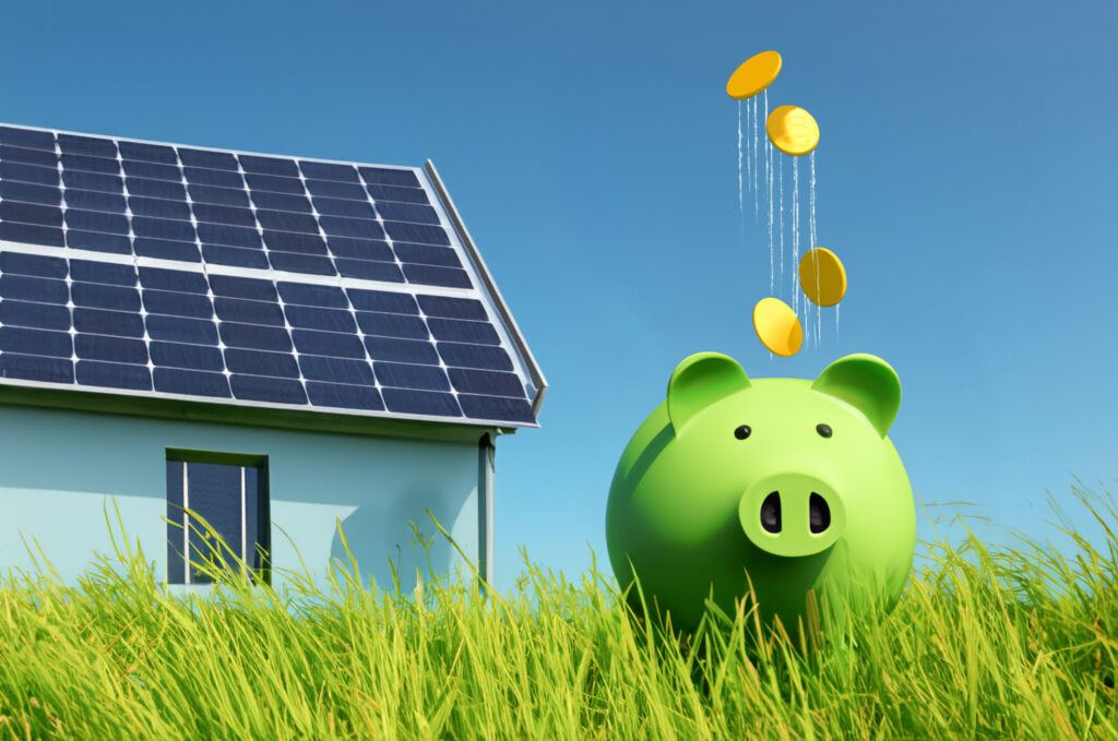 Huis met zonnepanelen op het dak en groene spaarvarken waarin gouden munten vallen, symbool voor besparing en duurzame energie.