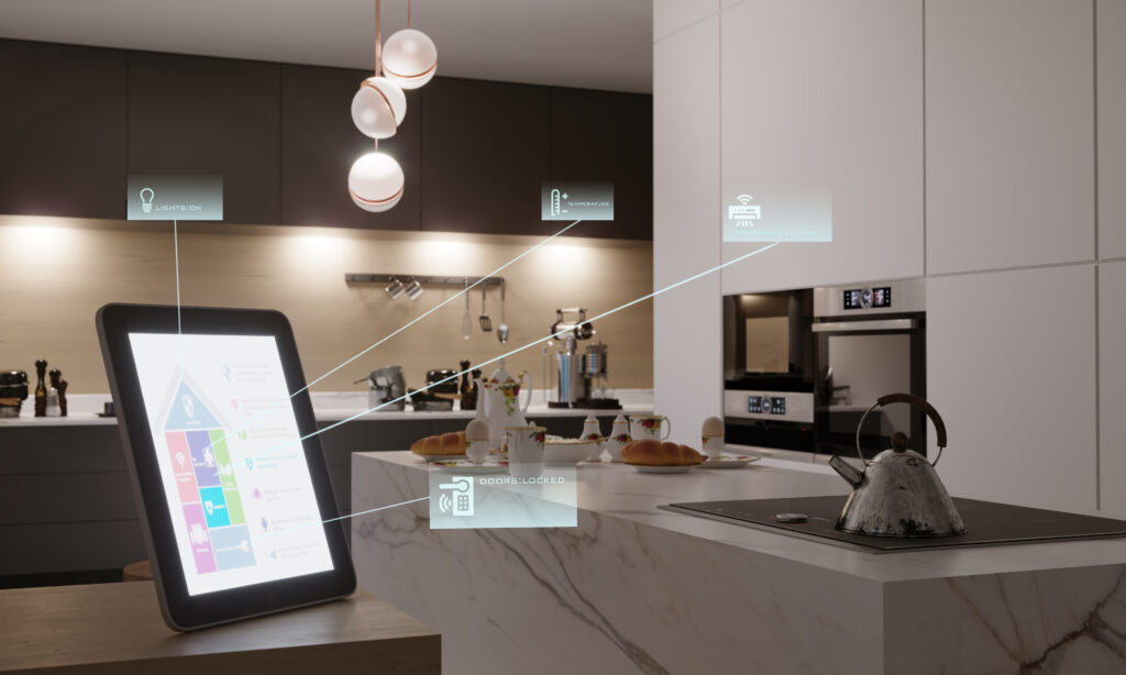 Een tablet-achtig apparaat in een moderne keuken, waarmee verschillende smart home-apparaten worden bediend, zoals verlichting, thermostaat, afzuigkap en voordeur. Op het scherm zijn diverse verlichte bedieningsopties zichtbaar. De keuken is uitgerust met moderne apparatuur, waaronder een inductiekookplaat met een fluitketel. Op het aanrecht liggen croissantjes, twee eieren en een kopje thee