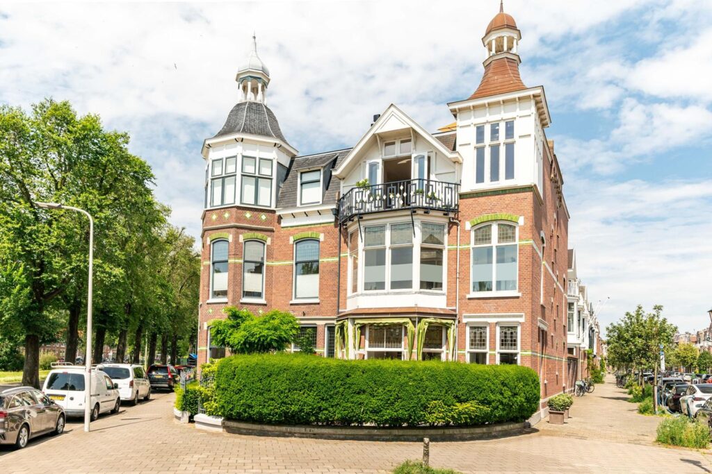Een indrukwekkend herenhuis met torens en veel karakter, gelegen in het statige Statenkwartier. Historische charme op een toplocatie, omringd door groen en dichtbij de levendige Frederik Hendriklaan.
