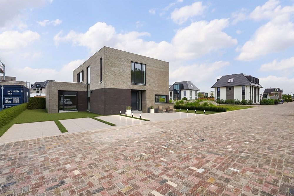 Een strakke, moderne villa op een ruime kavel, gelegen in de rustige en groene wijk Vroondaal. De perfecte combinatie van hedendaags design en luxe wooncomfort.