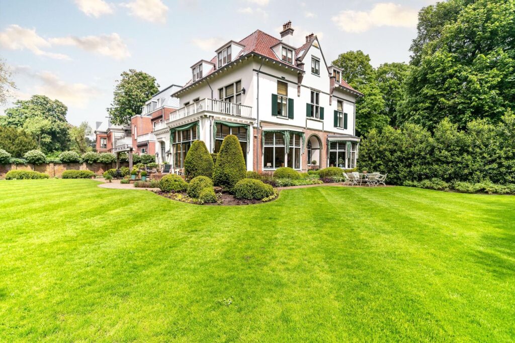 Riante vrijstaande villa met weelderige tuin, ontworpen door architect Joh. Mutters jr., gelegen aan de Parkweg 16 in Den Haag