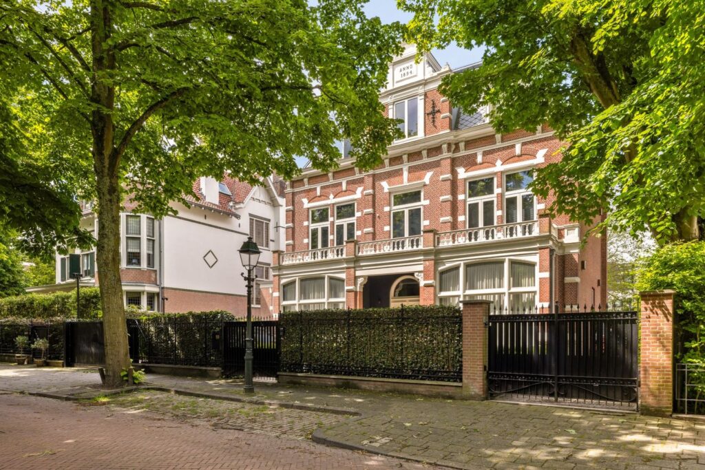 Een imposante villa uit 1894, gelegen in een van de meest chique wijken van Den Haag. Omringd door groen, straalt deze statige woning klassieke elegantie en historische charme uit.
