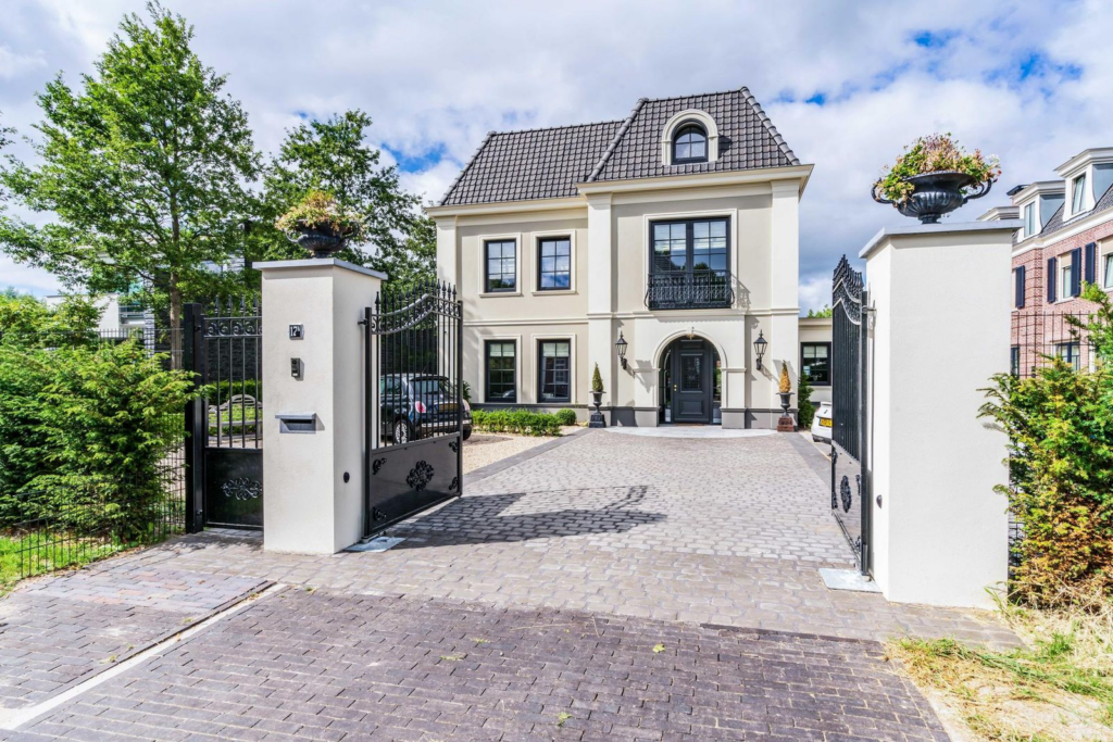 Elegante vrijstaande villa met statige gevel en automatische toegangspoort in villawijk Vroondaal, Den Haag.