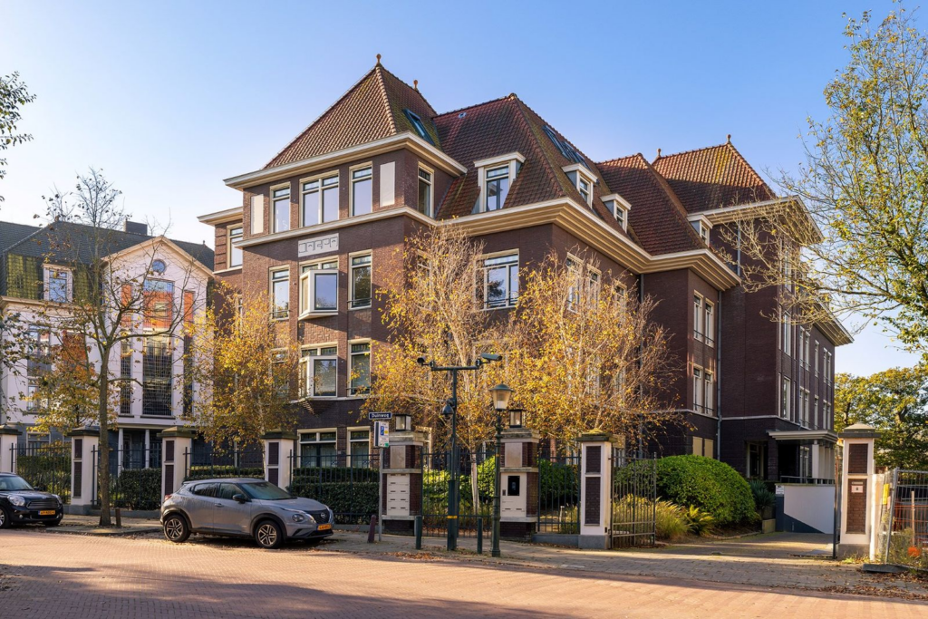 Klassiek en stijlvol appartementencomplex Villa Jarpa in het Van Stolkpark, Den Haag.