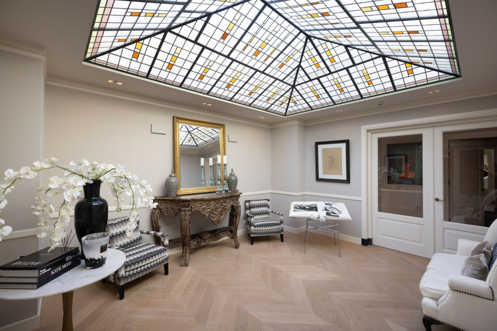 Stijlvolle ontvangsthal met glas-in-lood plafond en luxe inrichting in Villa Jarpa, Van Stolkpark
