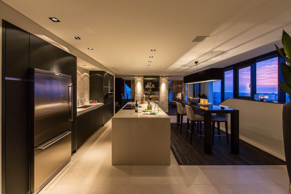 Een moderne, luxe keuken met strakke lijnen en hoogwaardige apparatuur, perfect gepositioneerd om te genieten van het prachtige uitzicht tijdens het koken. Een droom voor iedere culinaire liefhebber.
