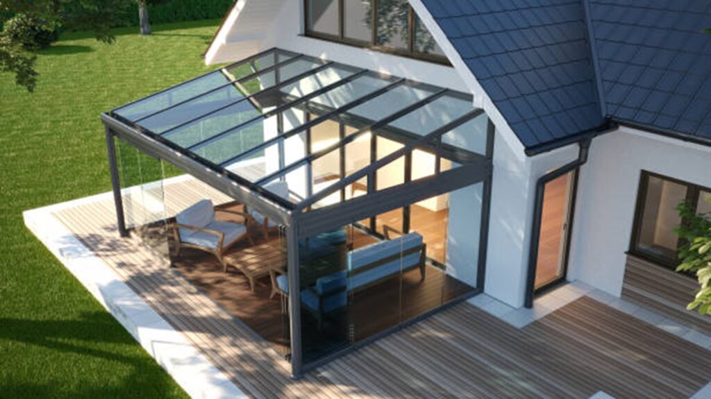 Moderne woning met een ruime overkapping van veiligheidsglas, die zorgt voor een lichte en veilige buitenruimte. De glazen overkapping biedt bescherming tegen weersinvloeden en creëert een comfortabele plek om te ontspannen in de tuin.