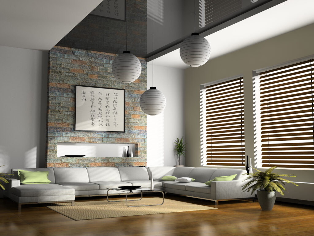 Stijlvolle woonkamer met houten jaloezieën als duurzame raambekleding, ideaal om energie te besparen en jouw energierekening te verlagen