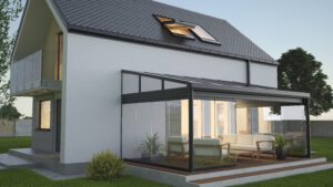 Moderne woning met een stijlvolle overkapping, voorzien van stevige glaswanden voor extra veiligheid en beschutting. De glazen wanden creëren een lichte en open ruimte die tegelijkertijd beschermt tegen weersinvloeden, ideaal voor een comfortabele buitenruimte.