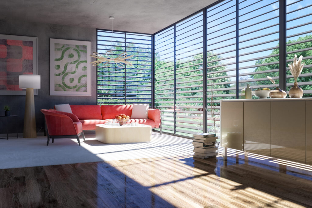 Moderne woonkamer met duurzame raambekleding om jouw energierekening te verlagen; voorzien van grote jaloezieën die zonlicht reguleren en energie besparen