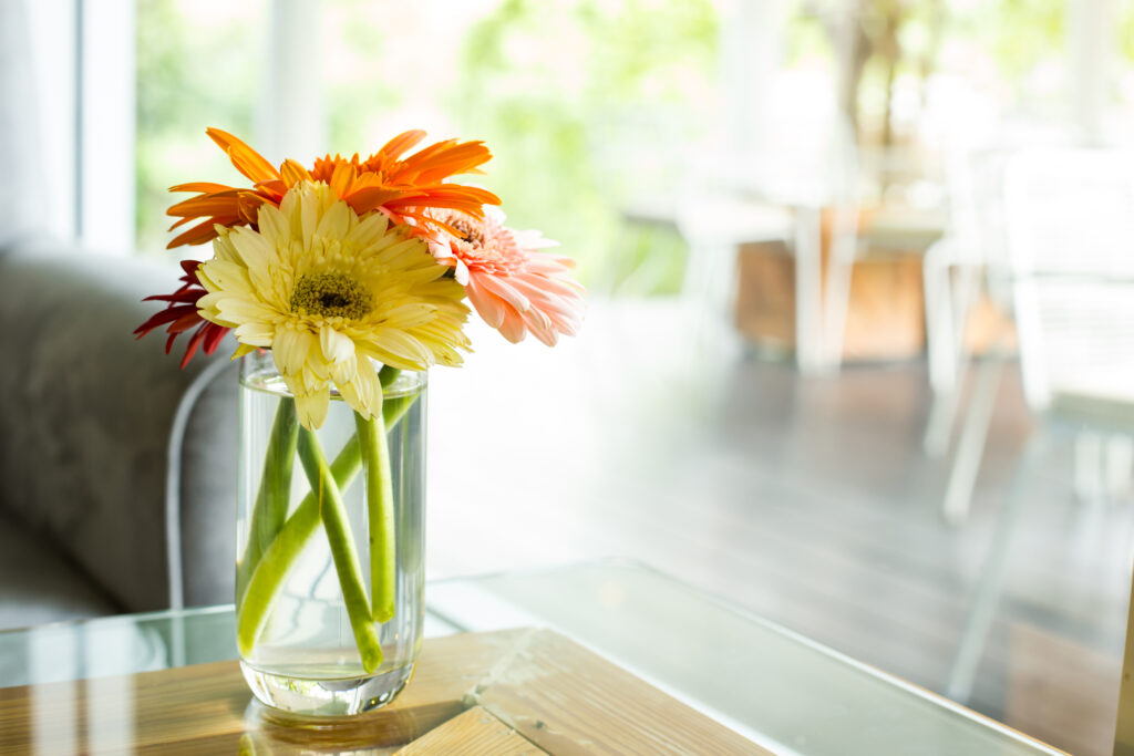 Een kleurrijk boeket bloemen in een vaas op tafel – een eenvoudige manier om meer leven en gezelligheid in huis te brengen voor de verkoop.