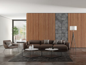 Moderne woonkamer met houten akoestische wandpanelen in warme tinten, gecombineerd met grijze stenen accenten, een bruin leren bank en een stijlvolle inrichting. Perfect voorbeeld van Japandi interieurstijl.