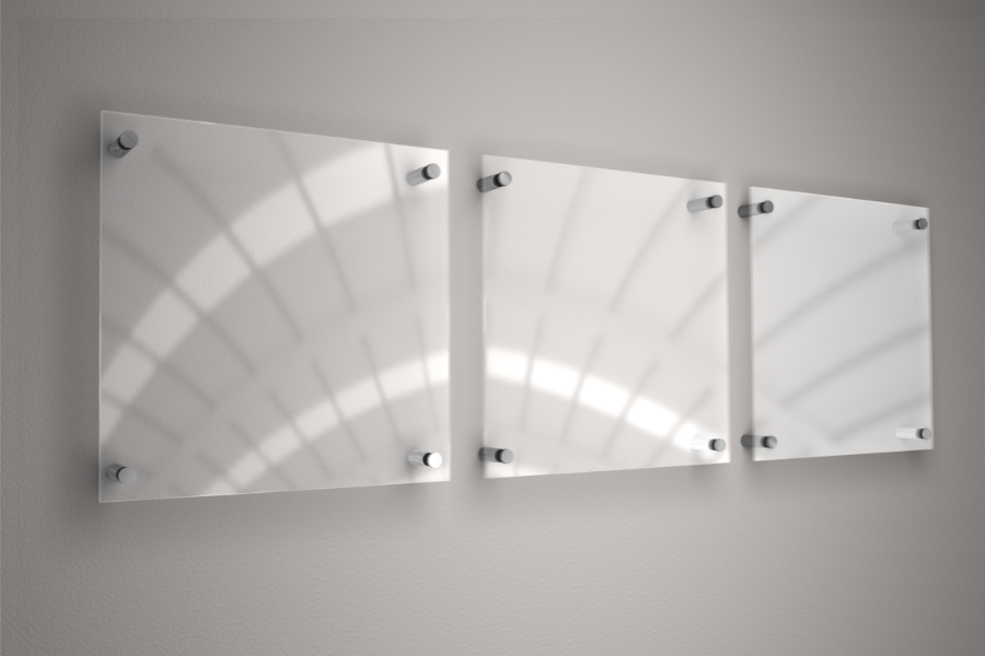 Drie transparante plexiglas panelen gemonteerd op een muur, ideaal voor moderne en minimalistische interieurtoepassingen.