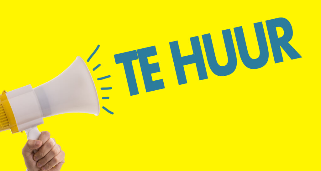 Hand met megafoon op een gele achtergrond, met de tekst "Te Huur" in blauwe letters, benadrukt de beschikbaarheid van huurwoningen.