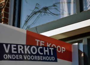 Verkocht onder voorbehoud bord voor een huis, symboliserend een succesvolle woningverkoop dankzij de juiste aanpak en begeleiding door een makelaar.