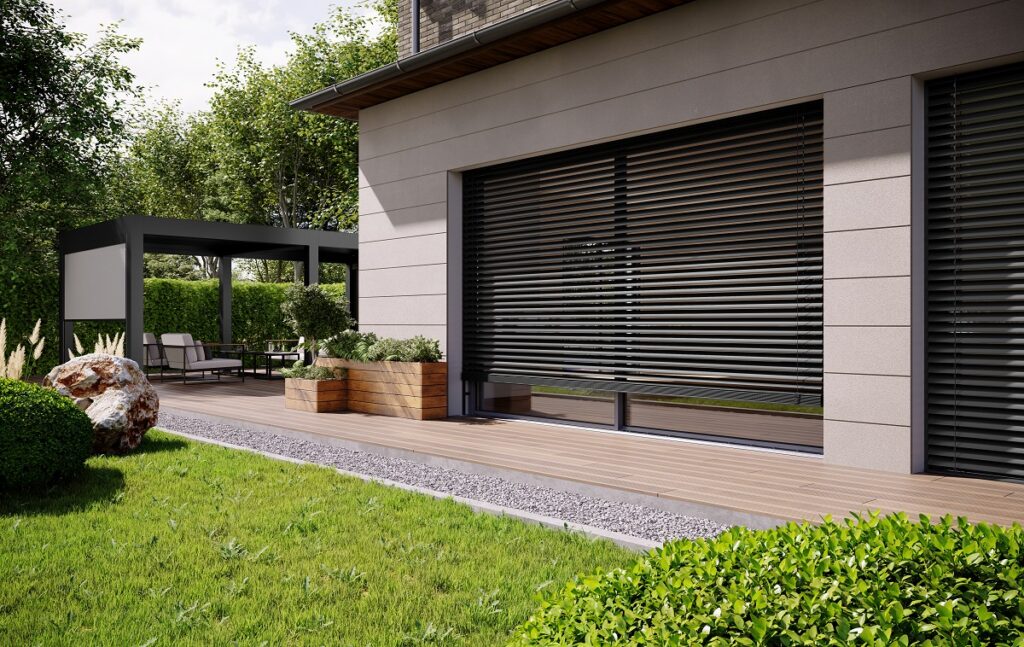 Moderne woning met ingebouwde rolluiken en een stijlvolle tuin, ideaal voor energiezuinig wonen.