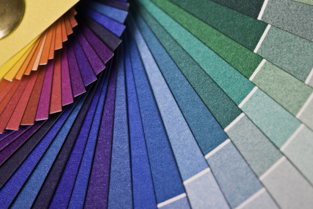 Kleurenspectrum met levendige tinten zoals blauw, groen en paars, ideaal voor het ontdekken van de perfecte interieurkleur.
