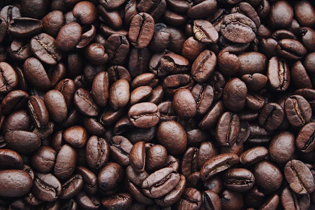 Een close-up van vers gebrande koffiebonen, die rijk zijn aan antioxidanten en bijdragen aan de unieke smaak van koffie.