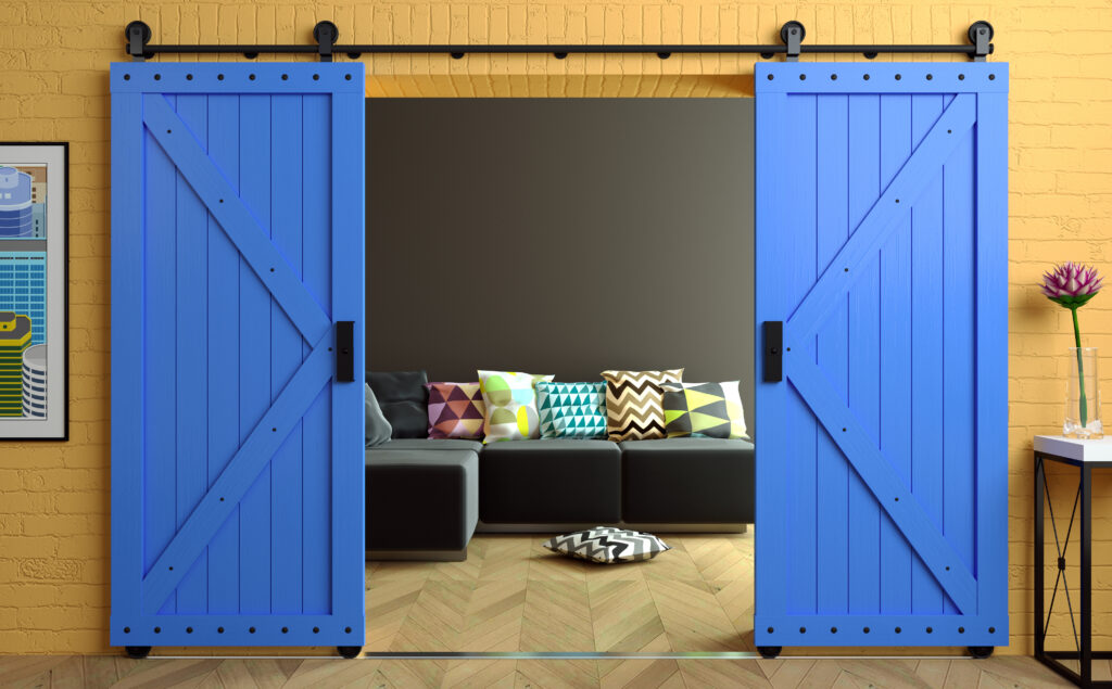 Schuifdeuren in Electric Blue als eyecatcher in een woonkamer met een kleurrijke en moderne inrichting, waaronder een gele muur en grafische kussens op een zwarte bank.