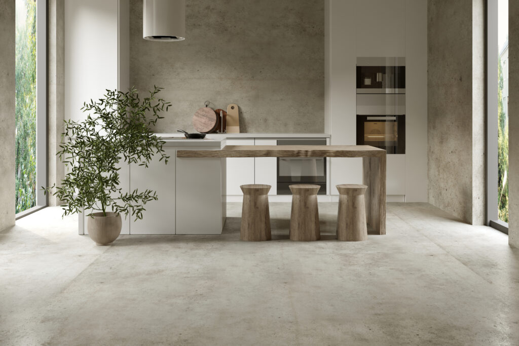 Moderne keuken in Japandi-stijl met natuurlijke houten elementen, een minimalistisch ontwerp en veel natuurlijk licht dankzij grote ramen.