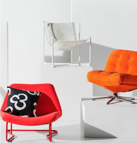 Drie stoelen uit de IKEA Nytillverkad collectie, geïnspireerd op iconische ontwerpen uit de jaren '60, '70 en '80, in levendige kleuren rood, oranje en wit