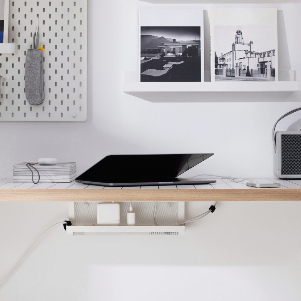 Minimalistisch bureau met slimme kabelopberger van IKEA
