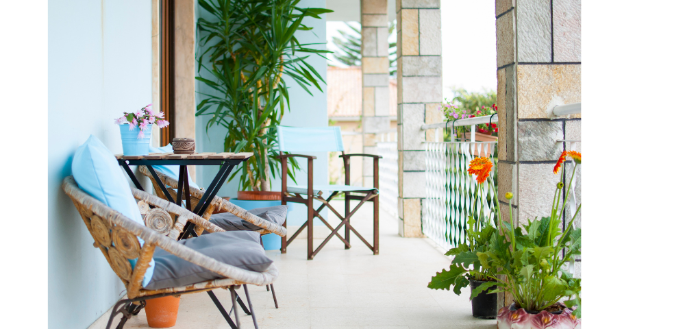 Sfeervol balkon met comfortabele stoelen, planten en bloemen, ideaal voor het creëren van een groene en ontspannen buitenruimte.