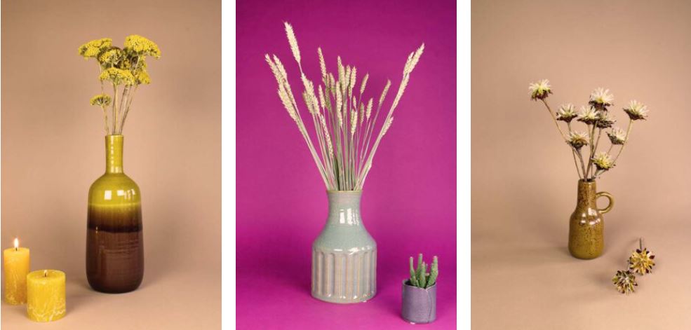 Stijlvolle droogbloemen in keramieken vazen met aardetinten, honinggeel en lavendelaccenten – een tijdloze en duurzame decoratietrend voor 2025.