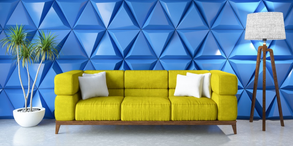 Modern interieur met een opvallende gele bank, geometrische blauwe 3D-muur en futuristische accenten – een gedurfde stijl geïnspireerd door de Cosmic Future-trend