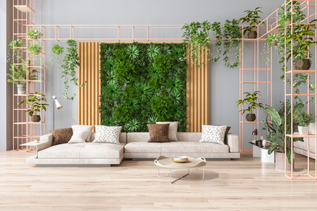 Stijlvolle woonkamer met plantenwand, hangplanten en zachte natuurtinten – inspiratie voor groen in het interieur in lente 2025