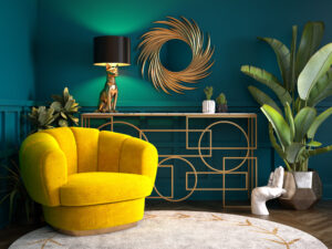 Trendy woonkamer met okergele fauteuil, smaragdgroene muur en gouden accenten – interieurtrend lente 2025.