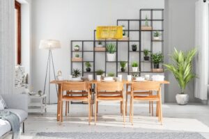 Moderne eetkamer met houten uitschuifbare eettafel en minimalistisch interieur