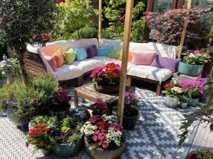 Groene tuin met planten en lounge set