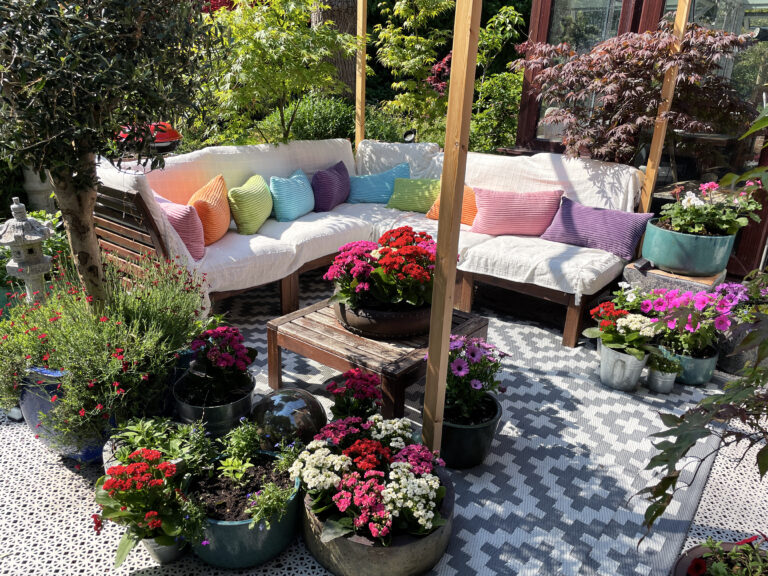 Groene tuin met planten en lounge set