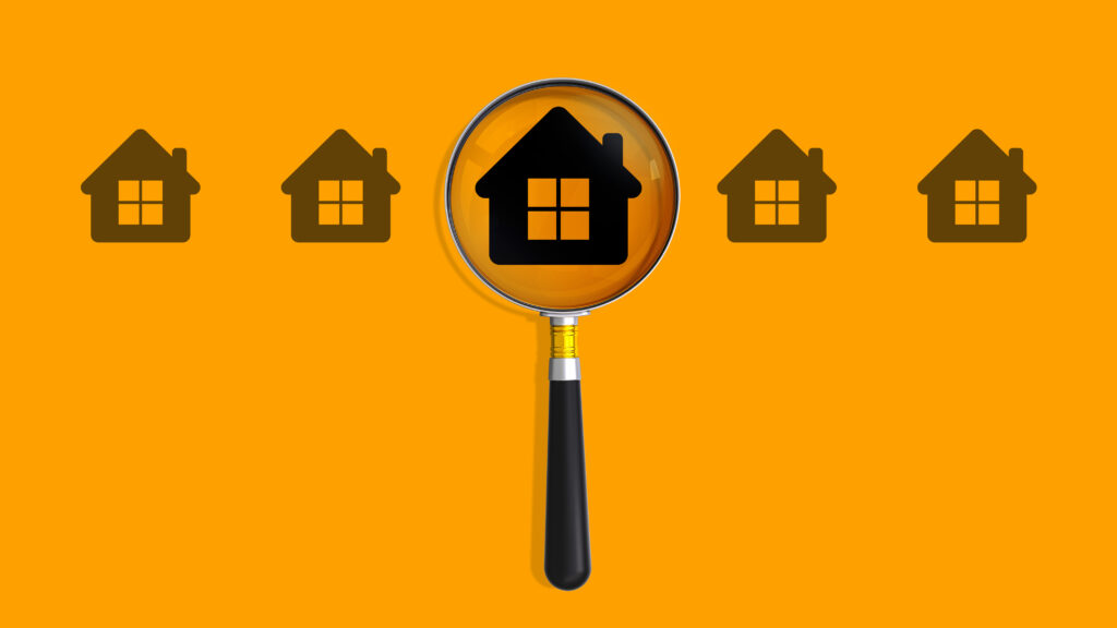 Woning onder vergrootglas als symbool voor waarde en keuze