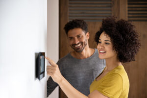 Stel bedient smart home beveiligingssysteem samen in moderne woning