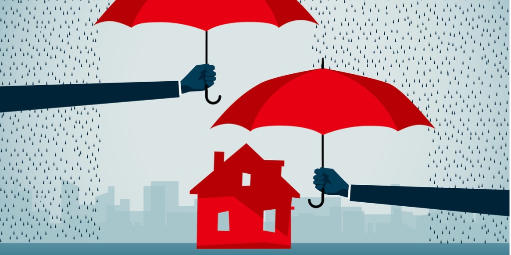 Illustratie van huis dat beschermd wordt door twee rode paraplu’s in de regen