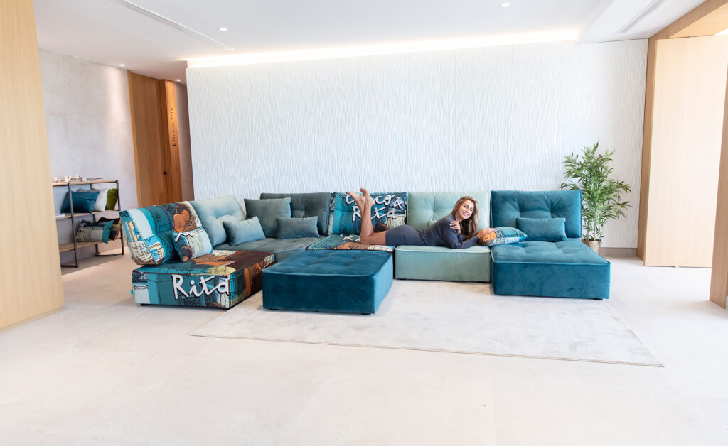 Blauwe modulaire designbank van Fama in een lichte woonkamer met persoonlijke prints.