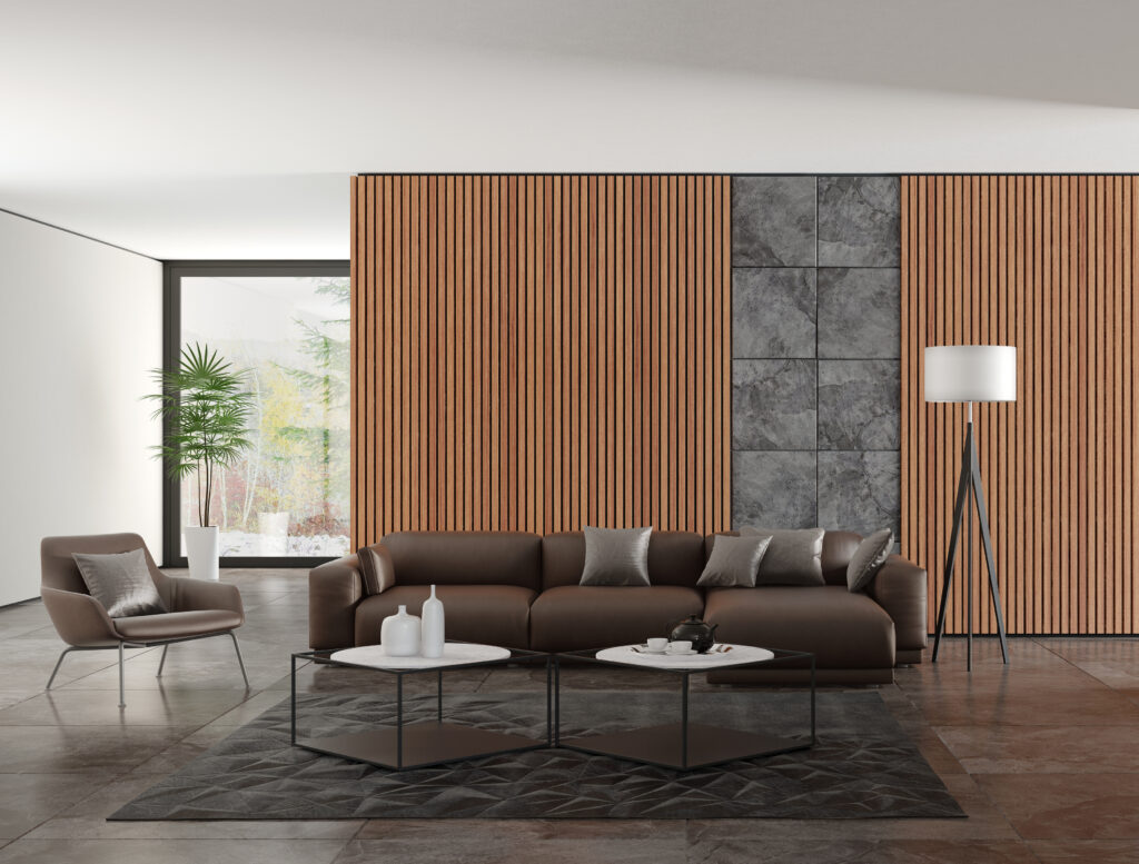 Woonkamer met houten wandpanelen en grijs steenaccent