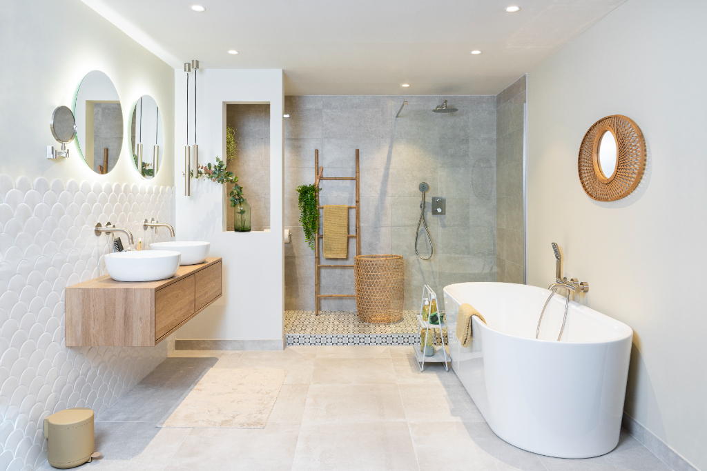 Moderne badkamer met vrijstaand bad, houten wastafelmeubel en natuurlijke details