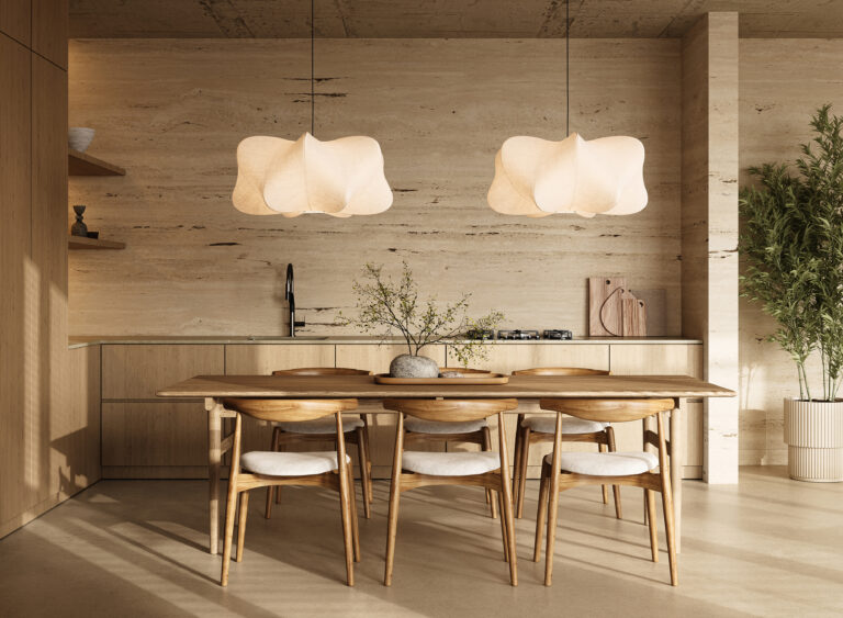 Houten eettafel met stoelen onder zachte hanglampen in een rustige, natuurlijk ingerichte keuken.